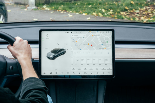 Auto connesse e guida assistita: il ruolo della rete