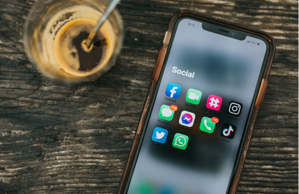 Facebook e Instagram ci riprovano: ti vuoi abbonare?