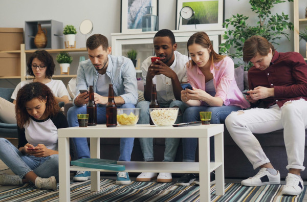 Il paradosso dei social: pi� connessione, meno pubblicazione