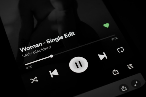 Su Spotify Free i brani li scegli tu (era ora)
