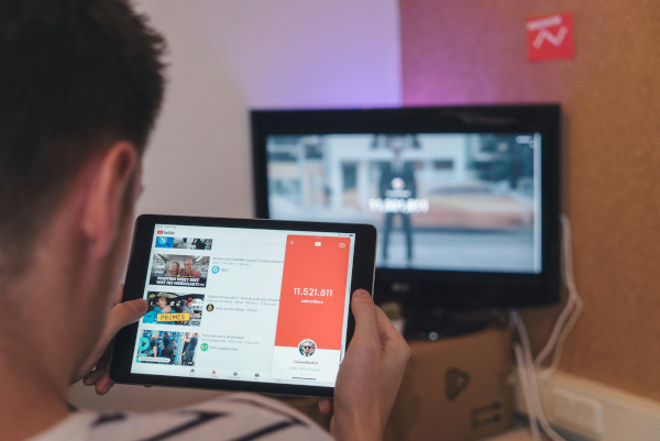 Su YouTube arrivano le etichette per i video figli dell'AI 